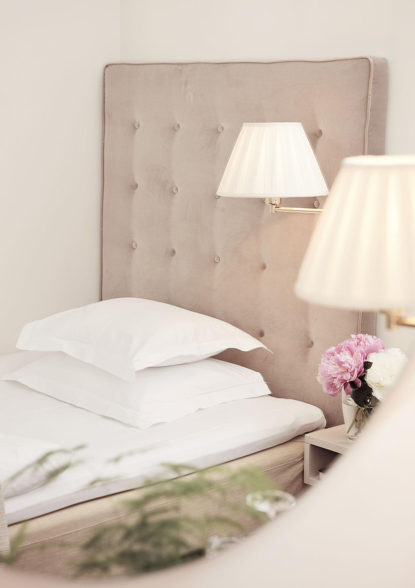 Hotel Diplomat שטוקהולם מראה חיצוני תמונה A bed with a headboard