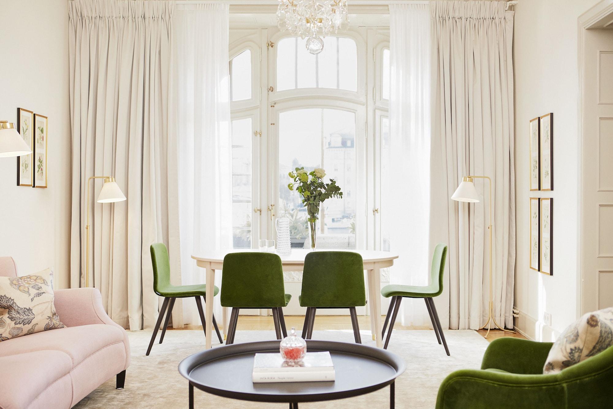 Hotel Diplomat שטוקהולם מראה חיצוני תמונה A living room with curtains