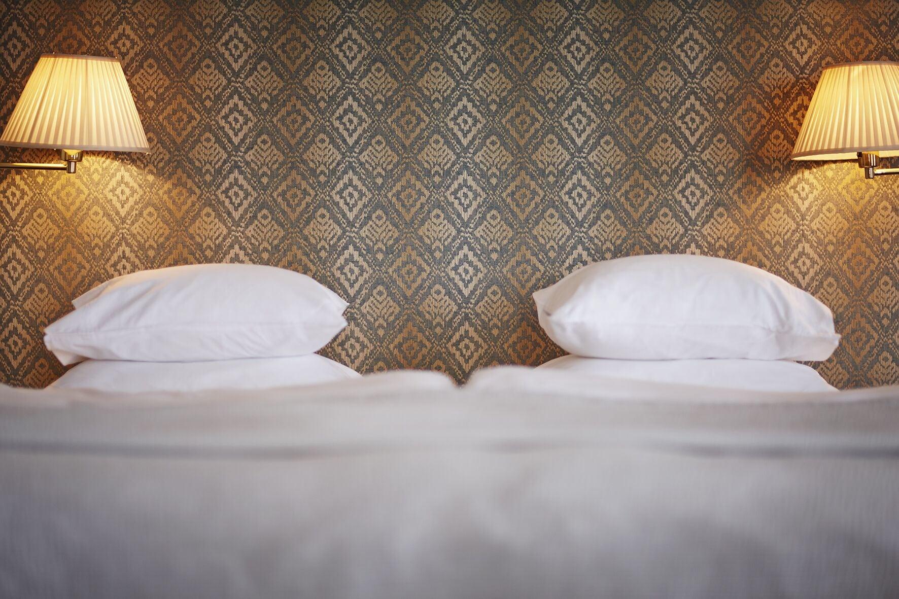 Hotel Diplomat שטוקהולם מראה חיצוני תמונה A bed with two pillows