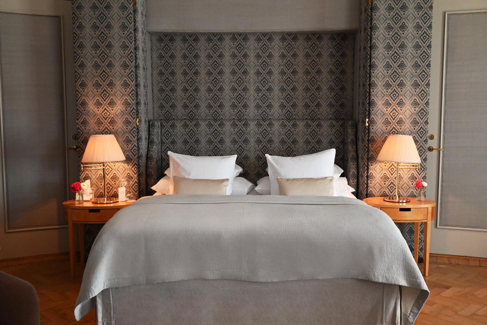 Hotel Diplomat שטוקהולם מראה חיצוני תמונה A bed with a headboard